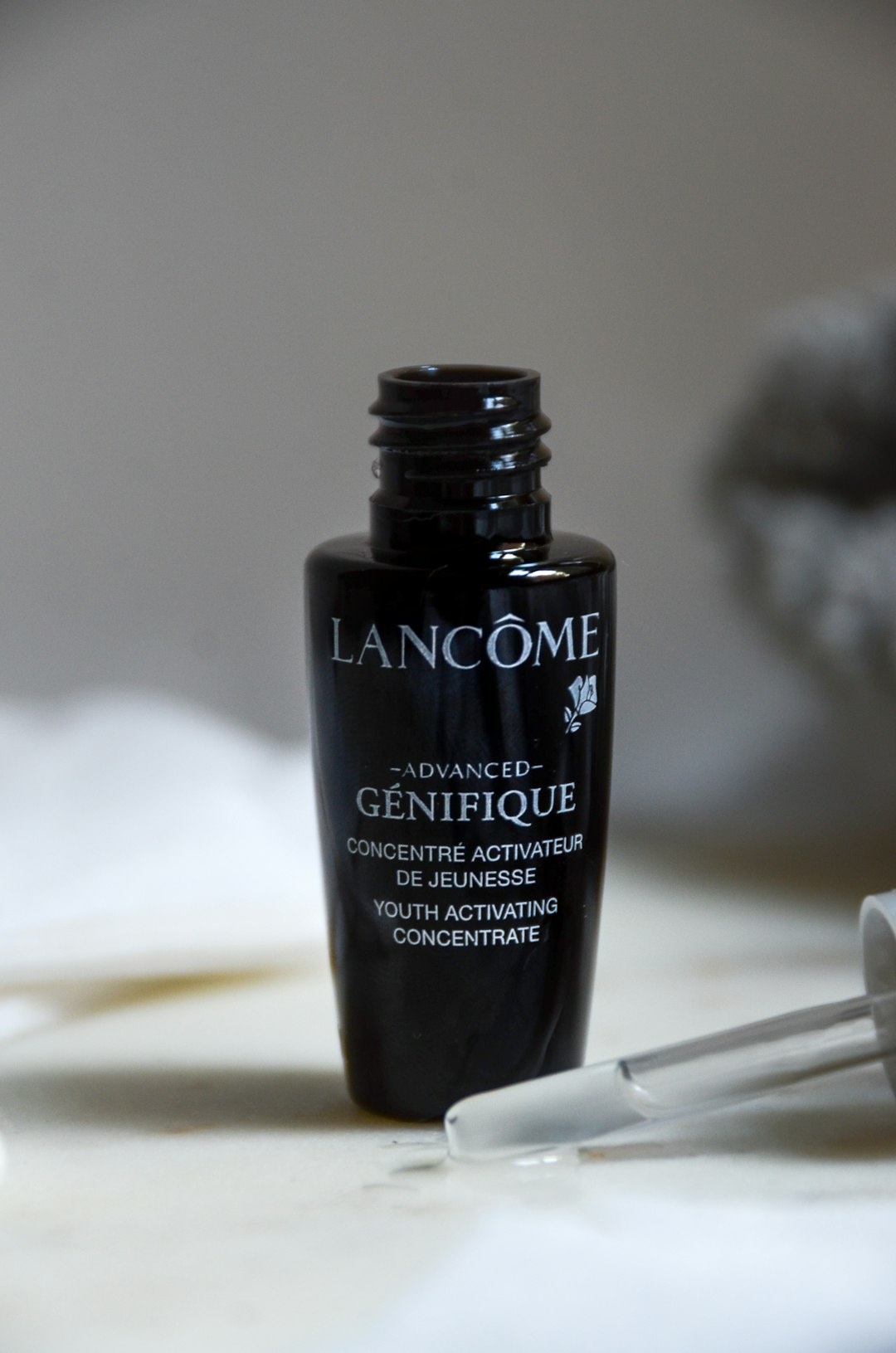 a-bottle-of-lancome-advanced-genifique-on-a-table-m-copmwpywu